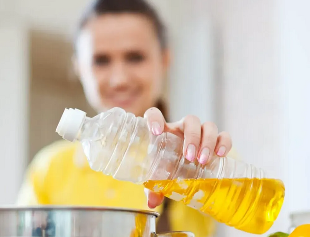 How to dispose of cooking oil?